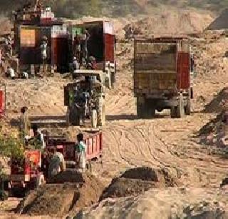 10 trucks of sand, four absconding | वाळूचे १0 ट्रक पकडले, चार फरार