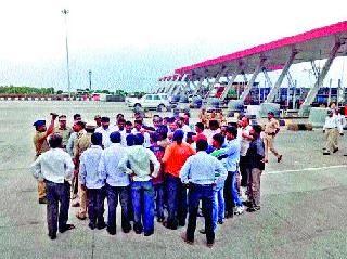The movement on Pimpalgaon TolaNak continued | पिंपळगाव टोलनाक्यावर आंदोलन सुरूच The movement on Pimpalgaon TolaNak continued | पिंपळगाव टोलनाक्यावर आंदोलन सुरूच