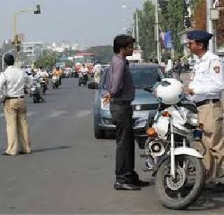 Police suppression while regulating traffic | वाहतूक नियमन करताना पोलिसांची दमछाक