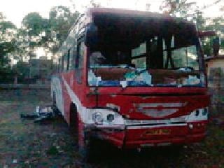The bus hit two bikes, two killed | बसची दुचाकीला धडक, दोन ठार The bus hit two bikes, two killed | बसची दुचाकीला धडक, दोन ठार
