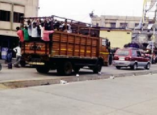 Illegal traffic by a wedding vendor truck | लग्नाच्या वऱ्हाड्यांची ट्रकद्वारे अवैध वाहतूक Illegal traffic by a wedding vendor truck | लग्नाच्या वऱ्हाड्यांची ट्रकद्वारे अवैध वाहतूक