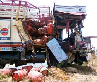 Two trucks hit and seven injured | दोन ट्रकमध्ये धडक, सात जखमी Two trucks hit and seven injured | दोन ट्रकमध्ये धडक, सात जखमी