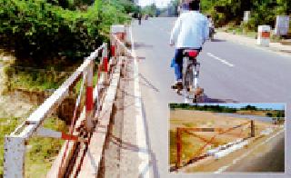 Stack on the bridge: | पुलावरील कठड्याची ऐसीतैसी : Stack on the bridge: | पुलावरील कठड्याची ऐसीतैसी :