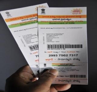 Aadhaar card attachment is given to voter card | मतदार कार्डला दिली जातेय आधार कार्डची जोड Aadhaar card attachment is given to voter card | मतदार कार्डला दिली जातेय आधार कार्डची जोड