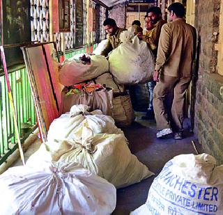 Tulshibaba encroach was deleted | तुळशीबागेतील अतिक्रमणे हटविली Tulshibaba encroach was deleted | तुळशीबागेतील अतिक्रमणे हटविली