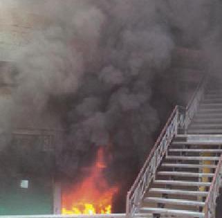 Fire to two business establishments | दोन व्यापारी प्रतिष्ठानांना आग Fire to two business establishments | दोन व्यापारी प्रतिष्ठानांना आग