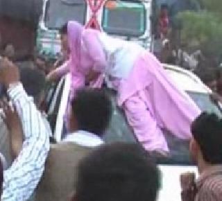 The bodyguard blasted her as an eye-opener, and then blasted the leader's Mercedes | अंगरक्षकाने मारला डोळा म्हणून तिने फोडली नेत्याची मर्सिडीज