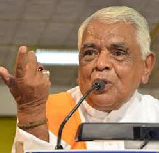 If women kissing in India, the leader's chair will go to - Babulal Gaur | भारतात महिलांनी चुंबन घेतल्यास नेत्याची खुर्ची जाईल - बाबूलाल गौर