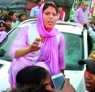 Leader's safety raids; The woman's Mercedes attacks | नेत्याच्या सुरक्षारक्षकाने काढली छेड; महिलेचा मर्सिडीजवर हल्ला