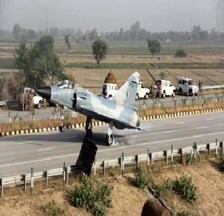 The first air jet to fly on the highway | महामार्गावर प्रथमच उतरले वायुदलाचे जेट