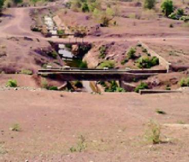 Shelter in canal sludge ... | कालव्यातील गाळ उपसावा... Shelter in canal sludge ... | कालव्यातील गाळ उपसावा...