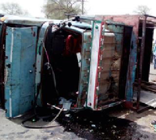 Varadha metadair overturned and 20 injured | वऱ्हाडाचा मेटॅडोअर उलटून २० जखमी Varadha metadair overturned and 20 injured | वऱ्हाडाचा मेटॅडोअर उलटून २० जखमी
