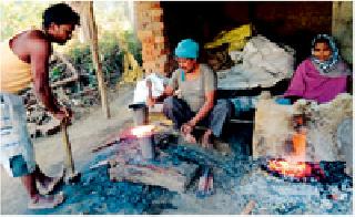 In the mechanical engineering, the blacksmith's shouted | यांत्रिकीकरणात लोहारांचा भाता थंडावला In the mechanical engineering, the blacksmith's shouted | यांत्रिकीकरणात लोहारांचा भाता थंडावला