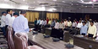 Employees vow for non-violence | कर्मचाऱ्यांना अहिंसेची प्रतिज्ञा Employees vow for non-violence | कर्मचाऱ्यांना अहिंसेची प्रतिज्ञा