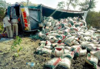 Rice truck reversed ... | तांदळाचा ट्रक उलटला... Rice truck reversed ... | तांदळाचा ट्रक उलटला...