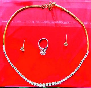 Millionaire stole stolen jewelery | मोलकरणीने चोरले कोटींचे दागिने Millionaire stole stolen jewelery | मोलकरणीने चोरले कोटींचे दागिने