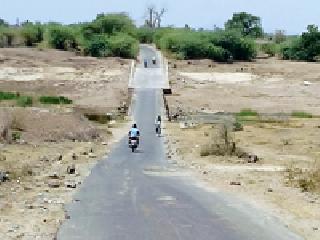 The bridge work stopped due to lack of funds | निधीअभावी पुलाचे काम रखडले The bridge work stopped due to lack of funds | निधीअभावी पुलाचे काम रखडले