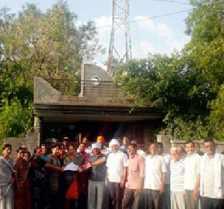 Tower built in collision with Shree Colony | श्री कॉलनीत पोलीस बंदोबस्तात उभारले टॉवर Tower built in collision with Shree Colony | श्री कॉलनीत पोलीस बंदोबस्तात उभारले टॉवर