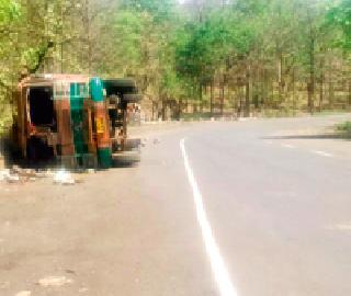 Mandev Ghat track turns ... | मनदेव घाटात ट्रक पलटी...