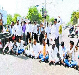 Stop the path of 'Shiv Sangram' in Dhingra Chowk | धिंग्रा चौकात‘ शिवसंग्राम’चा रास्ता रोको Stop the path of 'Shiv Sangram' in Dhingra Chowk | धिंग्रा चौकात‘ शिवसंग्राम’चा रास्ता रोको