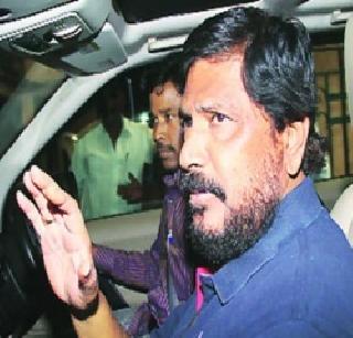 Refuses to take Ramdas Athavale on the plane due to the delay | उशीर झाल्याने रामदास आठवले यांना विमानात घेण्यास नकार Refuses to take Ramdas Athavale on the plane due to the delay | उशीर झाल्याने रामदास आठवले यांना विमानात घेण्यास नकार