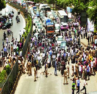 Action, dodge, lathi charge ... | कारवाई, कोंडी, लाठीचार्ज...