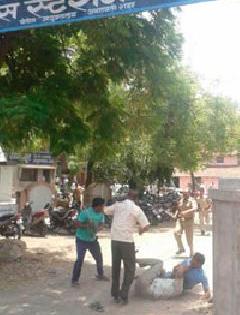 The police ended the spell | पोलिसांचा संपला वचक The police ended the spell | पोलिसांचा संपला वचक