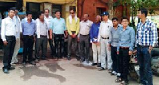 The employees of the MSEDCL have a black ribbon and they work on black ribbons | महावितरणचे कर्मचारी काळ्या फिती लावून कामावर The employees of the MSEDCL have a black ribbon and they work on black ribbons | महावितरणचे कर्मचारी काळ्या फिती लावून कामावर