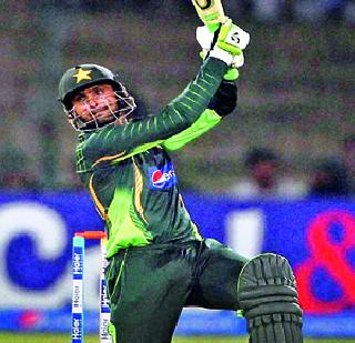 Pakistan's Zimbabwe beat Malik's century | मलिकच्या शतकाने पाकची झिम्बाब्वेवर मात Pakistan's Zimbabwe beat Malik's century | मलिकच्या शतकाने पाकची झिम्बाब्वेवर मात