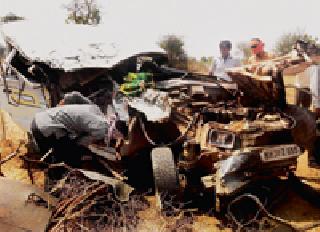 Three die in a horrific accident | भीषण अपघातात तिघांचा मृत्यू Three die in a horrific accident | भीषण अपघातात तिघांचा मृत्यू