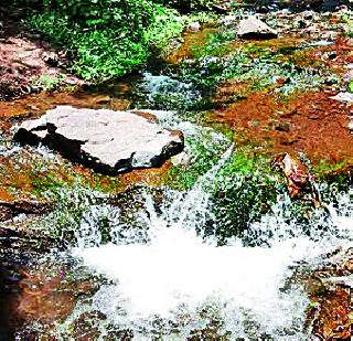 Waste thousands of liters of water | हजारो लिटर पाणी वाया