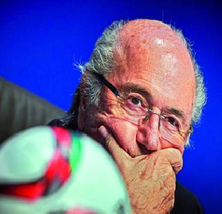 By Blatter, it may be withdrawn | ब्लाटर यांनी पायउतार व्हावे By Blatter, it may be withdrawn | ब्लाटर यांनी पायउतार व्हावे