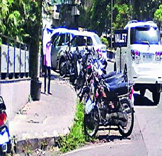 Encroachment of hotel drivers | हॉटेल चालकांचे अतिक्रमण