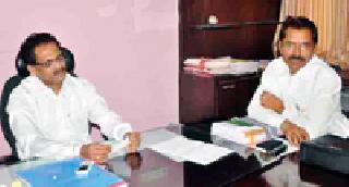 Capture Ashok Atram to the chair of the Additional Commissioner | अशोक आत्राम यांचा अप्पर आयुक्तांच्या खुर्चीवर कब्जा Capture Ashok Atram to the chair of the Additional Commissioner | अशोक आत्राम यांचा अप्पर आयुक्तांच्या खुर्चीवर कब्जा
