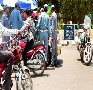 Suicidal explosion at the stadium in Pakistan | पाकमध्ये स्टेडियमजवळ आत्मघाती स्फोट Suicidal explosion at the stadium in Pakistan | पाकमध्ये स्टेडियमजवळ आत्मघाती स्फोट
