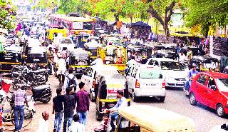 The traffic caused by the thirteenth three | मोर्चामुळे वाहतुकीचे तीन तेरा