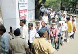 The Chief Minister, the bureaucracy of the Guardian Minister, dug the bureaucracy | मुख्यमंत्री, पालकमंत्र्यांच्या तळमळीला नोकरशाहीचा खोडा The Chief Minister, the bureaucracy of the Guardian Minister, dug the bureaucracy | मुख्यमंत्री, पालकमंत्र्यांच्या तळमळीला नोकरशाहीचा खोडा