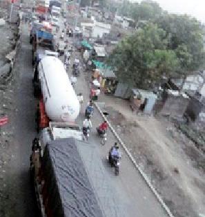 Vehicle Range due to the holding of the flight bridge | उड्डाण पूल रखडल्याने वाहनांच्या रांगा