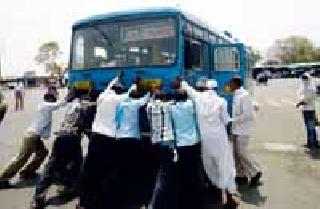 Due to the drying hours, the passengers of the bus will not let the bus stop! | रखरखत्या उन्हात प्रवाशांचा एसटी बसला दे धक्का ! Due to the drying hours, the passengers of the bus will not let the bus stop! | रखरखत्या उन्हात प्रवाशांचा एसटी बसला दे धक्का !