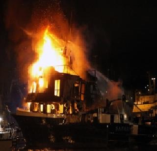 Fire on ONGC's shipyard engine | ओएनजीसी जहाजाच्या इंजिन रूमला आग Fire on ONGC's shipyard engine | ओएनजीसी जहाजाच्या इंजिन रूमला आग