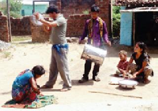 Gopal society struggle for stomach scandal | पोटाच्या खळगीसाठी गोपाळ समाजाची धडपड Gopal society struggle for stomach scandal | पोटाच्या खळगीसाठी गोपाळ समाजाची धडपड