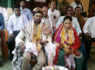 The two-love affair put up by the fractious committee | तंटामुक्त समितीने लावले दोन प्रेमविवाह The two-love affair put up by the fractious committee | तंटामुक्त समितीने लावले दोन प्रेमविवाह
