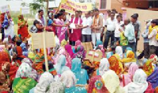 Gherao to the MLAs in the Mahagaya in the liquor market | दारूबंदीसाठी महागावात आमदारांना घातला घेराव Gherao to the MLAs in the Mahagaya in the liquor market | दारूबंदीसाठी महागावात आमदारांना घातला घेराव