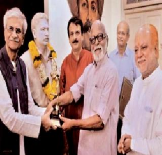 A thousand notes of 'Pahartat award' | प्रभात पुरस्कारांवर ‘एक हजाराची नोट’ची मोहोर