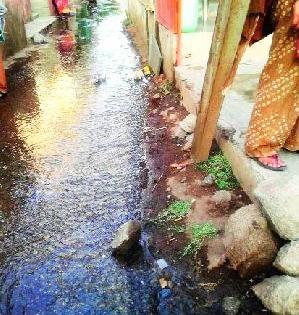 Water flowing due to leakage from the valve in the Pawan Nagar area. | पवननगर परिसरात व्हॉल्वमधून गळती झाल्याने वाहत असलेले पाणी.