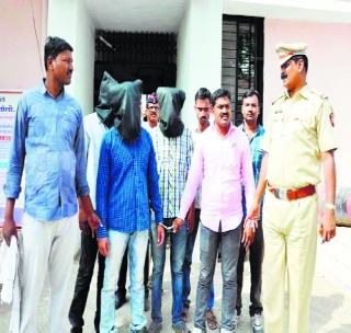 Three accused in police custody | पोलीस शिपायासह तीन आरोपी अटकेत