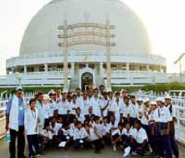 The trips of students' trips to the trips | सहलीतून विद्यार्थ्यांच्या ज्ञानकक्षा रूंदावल्या The trips of students' trips to the trips | सहलीतून विद्यार्थ्यांच्या ज्ञानकक्षा रूंदावल्या