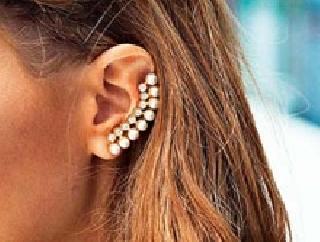 The fragile head of the stones in the ear | कानात खडय़ांची नाजूक सर The fragile head of the stones in the ear | कानात खडय़ांची नाजूक सर