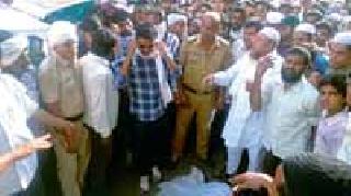 Till the truck collapsed, the woman crashed | भरचौकात ट्रकने महिलेला चिरडले Till the truck collapsed, the woman crashed | भरचौकात ट्रकने महिलेला चिरडले