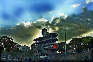 Rainfall: After coming near Deer Nakshatra, on Thursday evening, black clouds appeared in Nashik city. Citizens who have been beaten for more than two months, have now started to rains. | चाहुल पावसाची : मृग नक्षत्र जवळ येऊन ठेपल्यानंतर गुरुवारी सायंकाळी नाशिक शहरात काळ्या मेघांचे दर्शन झाले. गेले दोन महिन्यांपेक्षा अधिक काळ उकाड्याने हैराण झालेल्या नागरिकांना आता पावसाची आस लागली आहे.